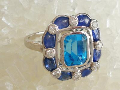 Bague en or blanc topaze bleue  3.7 cts saphirs et diamants 2