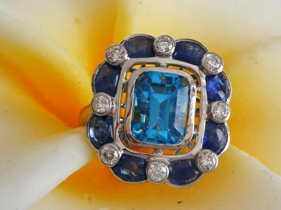 Bague en or blanc topaze bleue  3.7 cts saphirs et diamants 2