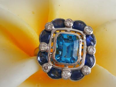 Bague en or blanc topaze bleue  3.7 cts saphirs et diamants 2