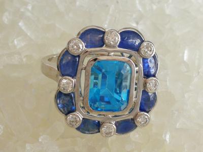 Bague en or blanc topaze bleue  3.7 cts saphirs et diamants 2