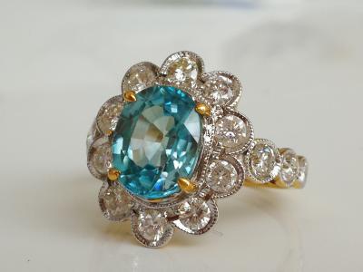 Bague en or blanc 18 carats  zircon bleu du Cambodge de 3.3 carats et diamants 2