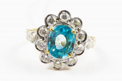 Bague en or blanc 18 carats  zircon bleu du Cambodge de 3.3 carats et diamants 2