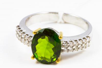 Bague en or blanc diopside naturelle et diamants 2