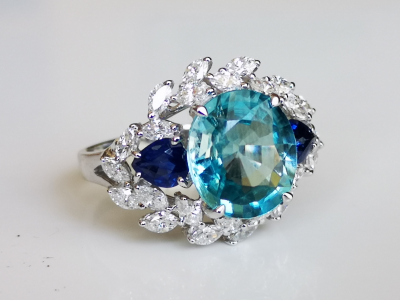 Bague en or blanc, zircon naturel bleu 4.5 cts , saphirs et diamants 2