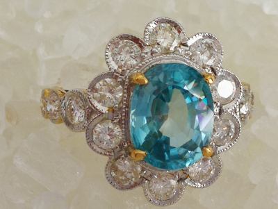 Bague en or blanc 18 carats  zircon bleu du Cambodge de 3.3 carats et diamants 2