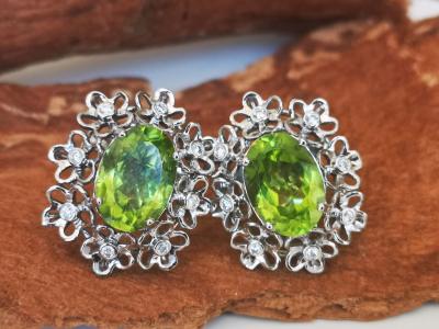 Paire de boucles d’oreilles en or péridot 6 cts et diamants - certificat 2