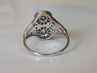 Bague en or blanc, rubis et diamants 2