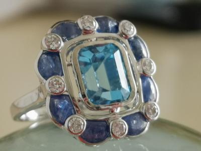 Bague en or blanc topaze bleue  3.7 cts saphirs et diamants 2