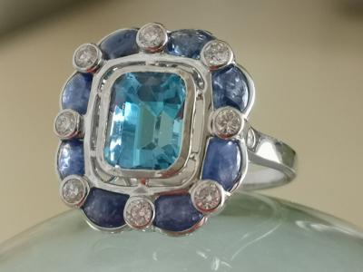 Bague en or blanc topaze bleue  3.7 cts saphirs et diamants 2