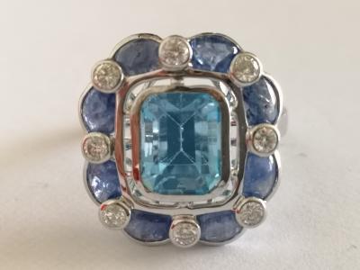 Bague en or blanc topaze bleue  3.7 cts saphirs et diamants 2