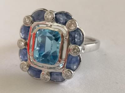 Bague en or blanc topaze bleue  3.7 cts saphirs et diamants 2