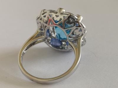 Bague en or blanc topaze bleue  3.7 cts saphirs et diamants 2