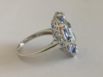 Bague en or blanc topaze bleue  3.7 cts saphirs et diamants 2