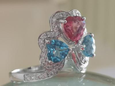 Bague en or blanc saphir rose topazes bleues et diamants 2