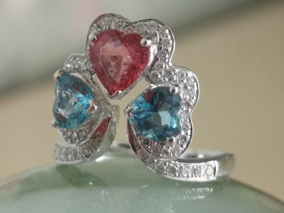 Bague en or blanc saphir rose topazes bleues et diamants 2