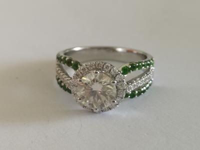 Bague en or blanc ornée d’une moissanite grenats verts et diamants 2