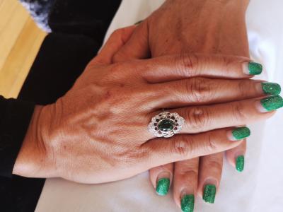 Bague en or blanc, tourmaline verte et diamants 2