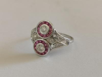 Bague en or blanc, rubis et diamants 2