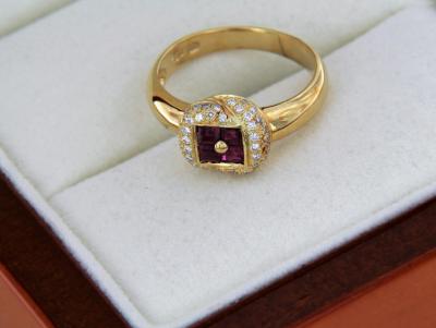 Bague en or jaune avec 4 rubis et diamants 2