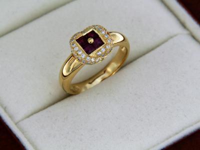 Bague en or jaune avec 4 rubis et diamants 2