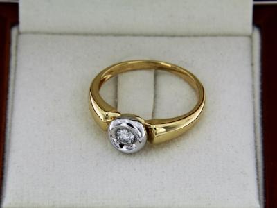 Bague en or bicolore ornée d’un diamant central rond en serti 2