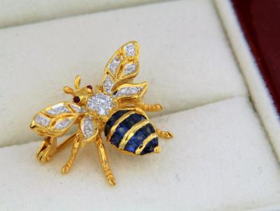 Broche Abeille en or jaune avec saphirs et diamants 2