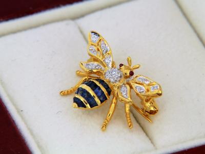 Broche Abeille en or jaune avec saphirs et diamants 2