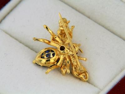 Broche Abeille en or jaune avec saphirs et diamants 2