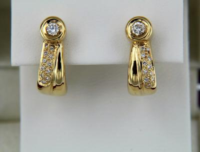 Boucles d’oreilles en or jaune et diamants serti clos 2