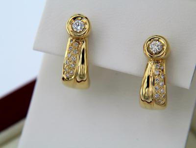 Boucles d’oreilles en or jaune et diamants serti clos 2