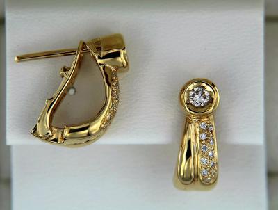 Boucles d’oreilles en or jaune et diamants serti clos 2