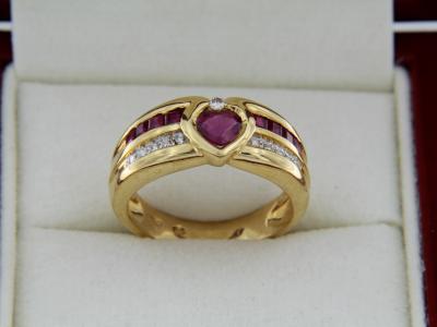 Bague en or jaune, rubis et diamants 2