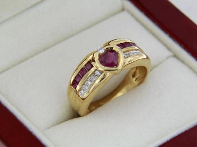 Bague en or jaune, rubis et diamants 2