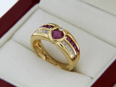 Bague en or jaune, rubis et diamants 2