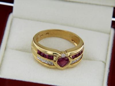 Bague en or jaune, rubis et diamants 2