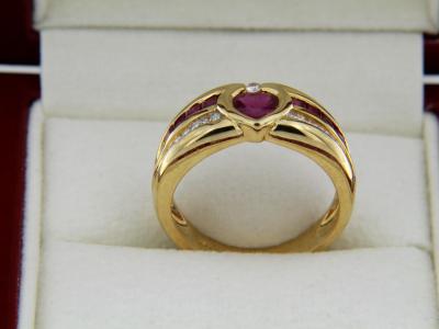 Bague en or jaune, rubis et diamants 2