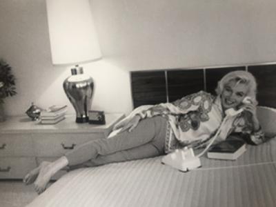 George Barris -  Marilyn au téléphone. Malibu, 1962 2