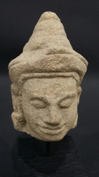 Tête de Bouddha en pierre. ANGKOR. Cambodge. 2