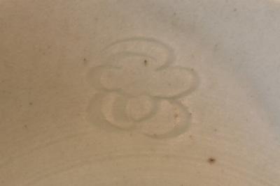 Chine, Epoque Song Un bol en porcelaine émaillée céladon a décors de fleurs 2