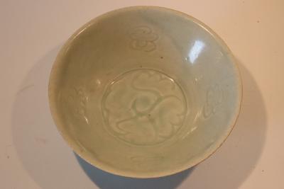 Chine, Epoque Song Un bol en porcelaine émaillée céladon a décors de fleurs 2