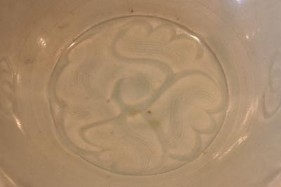 Chine, Epoque Song Un bol en porcelaine émaillée céladon a décors de fleurs 2