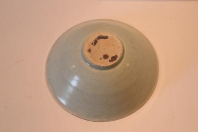 Chine, Epoque Song Un bol en porcelaine émaillée céladon a décors de fleurs 2