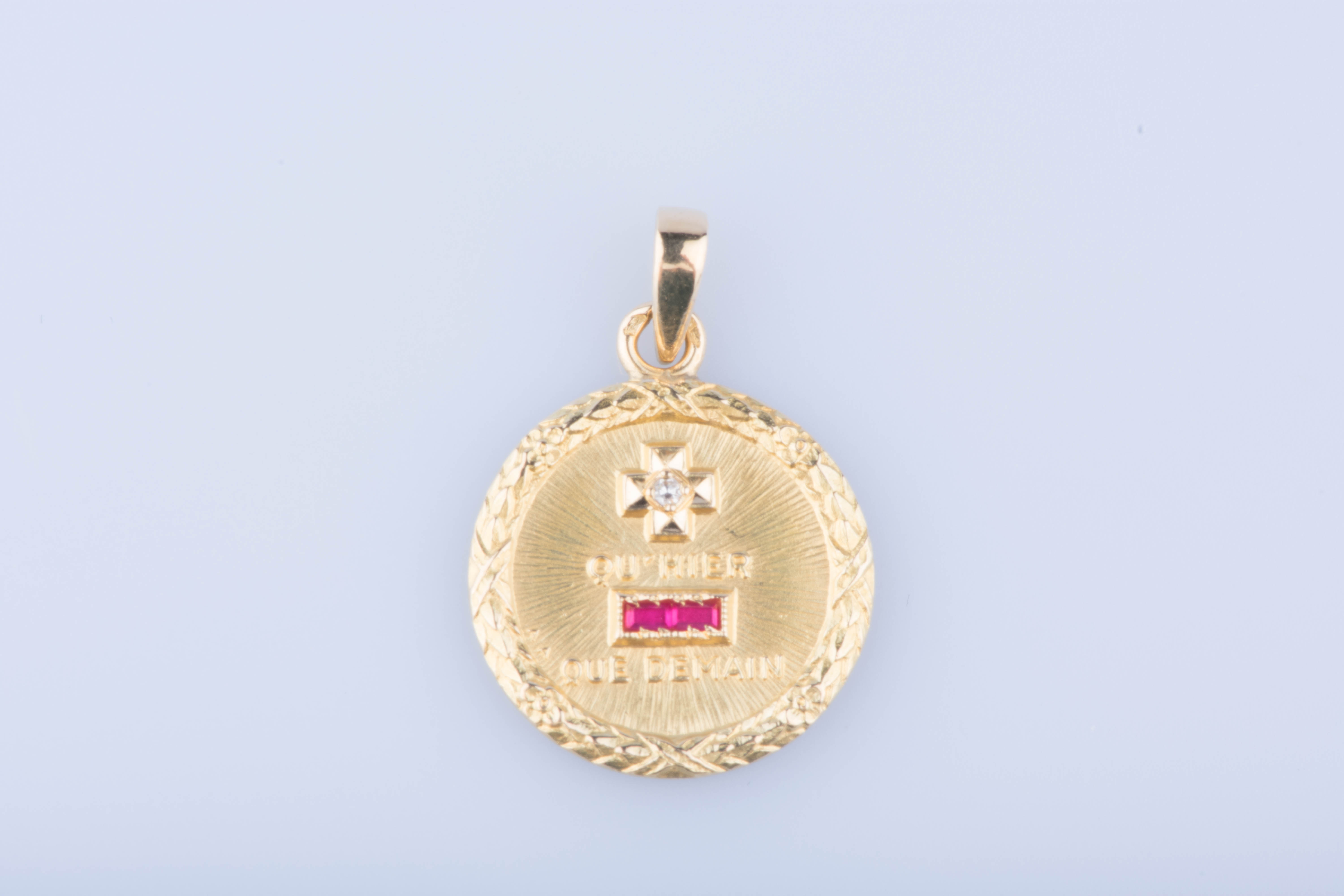 Pendentif Médaille D’amour AUGIS – Or 18k, Rubis Et Diamants – Occasion Rare