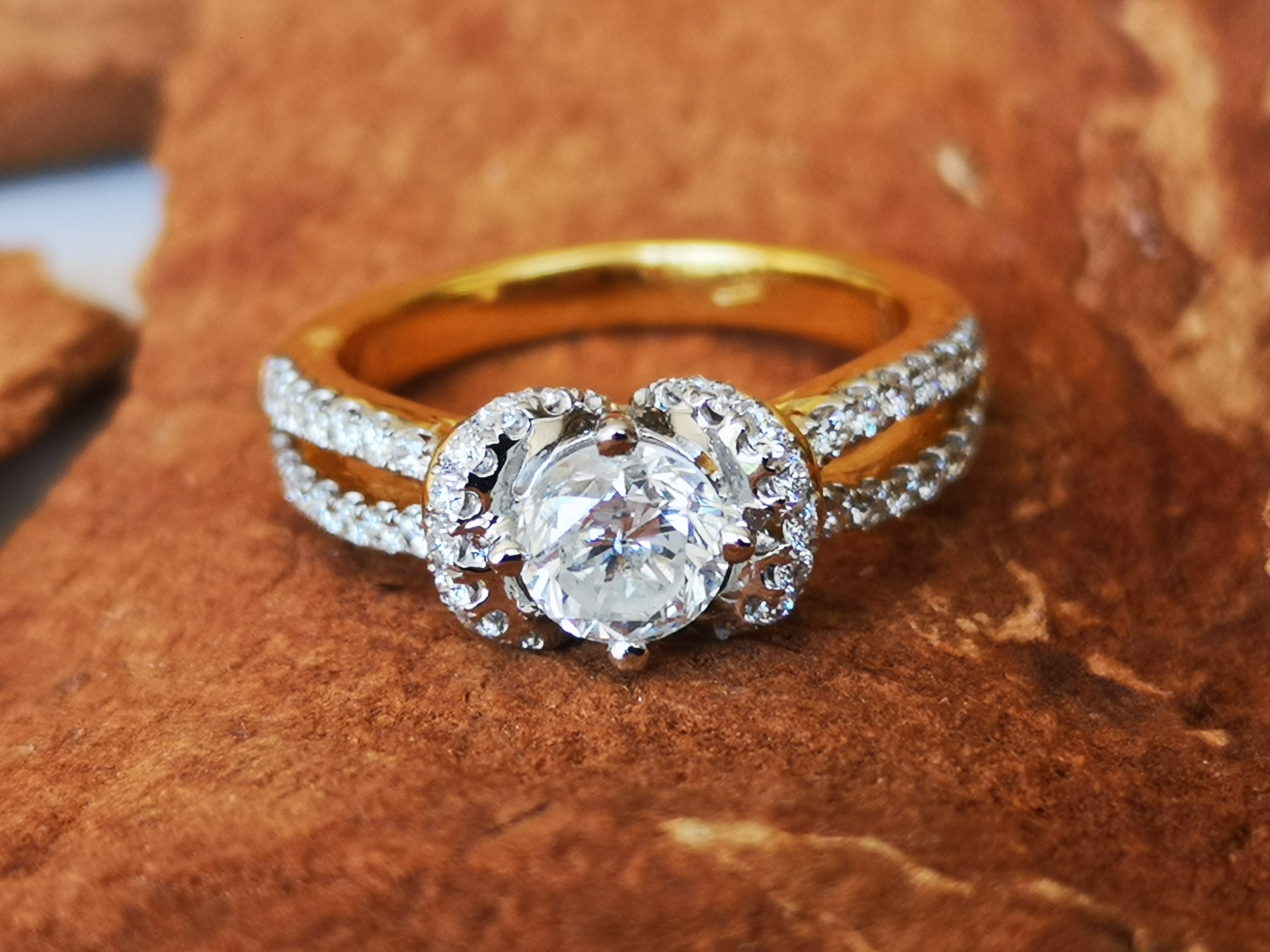  Bague en or 18 carats  diamants central de 0 77 ct et 