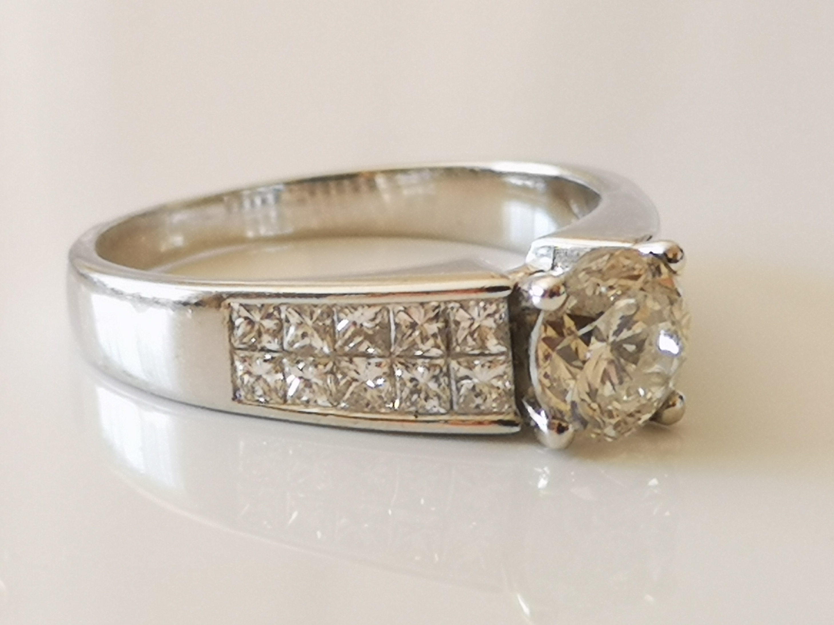 Bague solitaire en or 18 carats avec diamant central et diamants princesses Bijoux et montres