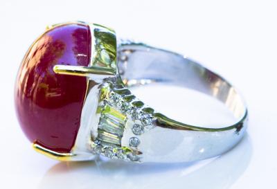 Bague en or, rubis de Birmanie  de 25 carats et diamants 2