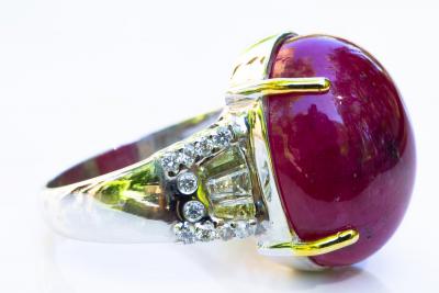 Bague en or, rubis de Birmanie  de 25 carats et diamants 2