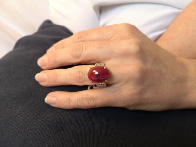 Bague en or, rubis de Birmanie  de 25 carats et diamants 2