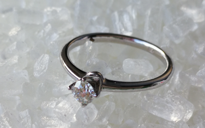 Bague solitaire en or gris sertie d ’un diamant de 0,2 Carat 2