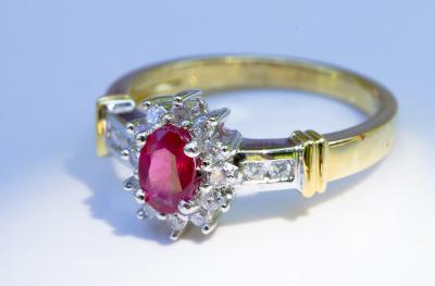 Bague or jaune rubis et diamants 2